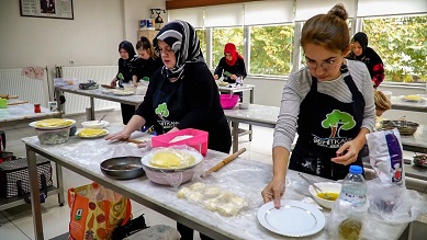 LEZZETLİ PASTALARIN TARİFİ ŞEHİTKAMİL’DEN           -KADINLAR, PASTACILIK KURSUNA YOĞUN İLGİ GÖSTERİYOR