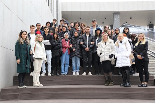 ÖĞRENCİLER, ŞEHİTKAMİL SANAT GALERİSİ’NDEKİ SERGİYİ GEZDİ  ÖĞRENCİLER, AKADEMİSYEN SANATÇILARIN ESERLERİNİ İNCELEDİ