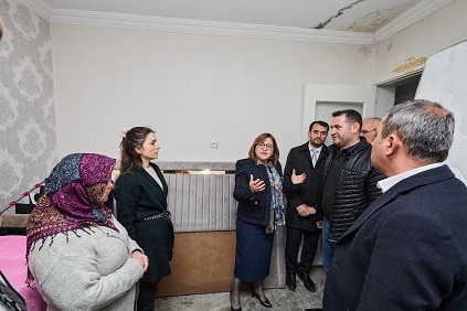 BAŞKAN ŞAHİN YAĞMURDA EVLERİ ZARAR GÖREN VATANDAŞLARI ZİYARET ETTİ