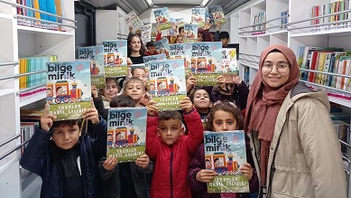 Büyükşehir’in Mobil Çocuk Kütüphanesi  Ziyaretlerini Sürdürüyor