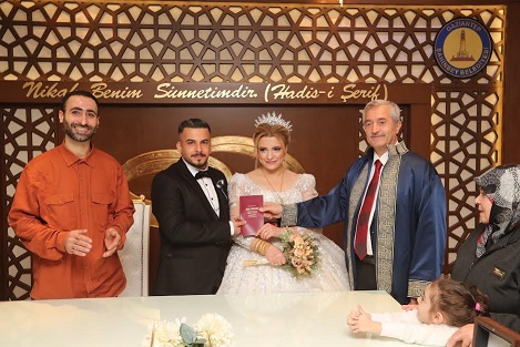 BAŞKAN MEHMET TAHMAZOĞLU’NDAN EVLENEN GENÇLERE NİKÂH SÜRPRİZİ