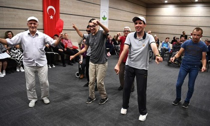 Bursa’nın Osmangazi ilçesinde Alzheimer hastaları için düzenlenen anlamlı etkinlikle farkındalık oluşturuldu