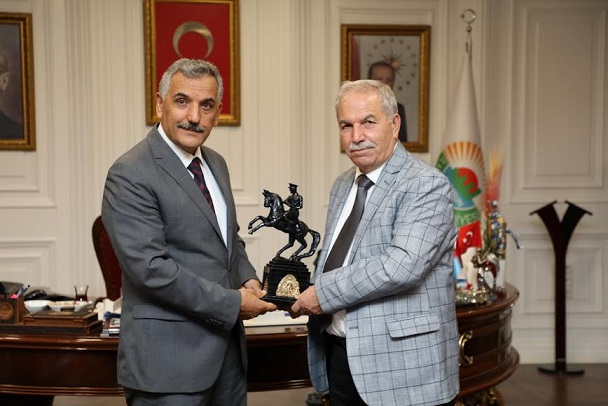 ESKİ SAMSUN VALİSİ OSMAN KAYMAK BAŞKAN DEMİRTAŞ’I MAKAMINDA  ZİYARET ETTİ  BAŞKAN DEMİRTAŞ ODAĞI İNSAN OLAN PROJELERİ ESKİ VALİ KAYMAK’A  ANLATTI