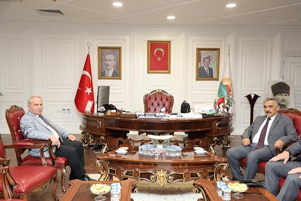BAŞKAN ESKİ SAMSUN VALİSİ OSMAN KAYMAK BAŞKAN DEMİRTAŞ’I MAKAMINDA   ZİYARET ETTİMİRTAŞ ODAĞI İNSAN OLAN PROJELERİ ESKİ VALİ KAYMAK’A  ANLATTI