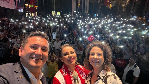 KUMLUCA’DA BÜYÜK ZAFERİN 101. YILI MERVE ÖZBEY  KONSERİ İLE KUTLANDI
