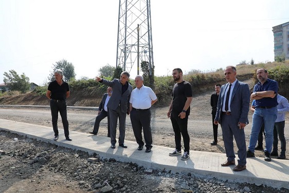 BAŞKAN DEMİRTAŞ İNSANA HİZMET VE HÜRMET EDEN BELEDİYECİLİK ANLAYIŞIYLA ÇALIŞIYORUZ     FEN İŞLERİ EKİPLERİNDEN KIRSAL MAHALLELERDE YOL AÇMA, ASFALTLAMA ATAĞI