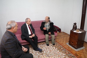 BAŞKAN DEMİRTAŞ 58 YAŞINDAKİ EVSİZ VE KİMSESİZ VATANDAŞA SICAK  YUVA KURDU