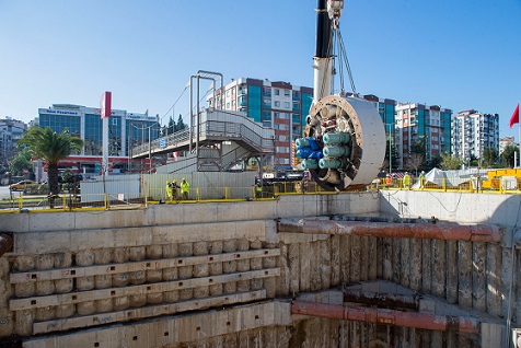 Buca Metrosu çalışmalarına hız katacak     Dev tünel açma makineleri yer altına indi