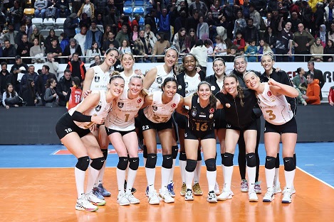 VakıfBank sezonun ilk yarısını galibiyetle     tamamladı