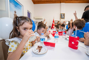 Başkan Soyer, Dünya Süt Günü’nde minikleri ağırladı     Soyer: “500 bin çocuk Süt Kuzusu ile büyüdü”