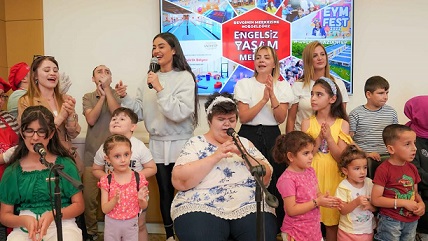  SEVİLEN SANATÇI ELİF BUSE DOĞAN ENGELSİZ YAŞAM MERKEZİ’NDE MİNİ KONSER VERDİ!