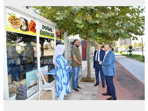 Vali Ersin Yazıcı, 26 Eylül 2023 Çarşamba günü Malatya’da iş yerleri yıkılan ve hasar gören esnaflar için İsmetpaşa Caddesi Tecde Yolu üzerinde kurulan Konteyner Çarşısını ziyaret etti.