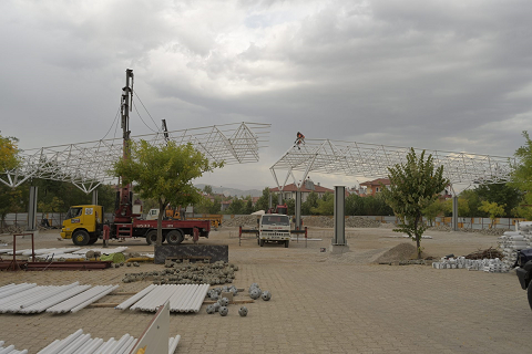 Binbirevler Mahallesi Kapalı Pazaryerinin çatı montajı yapılıyor