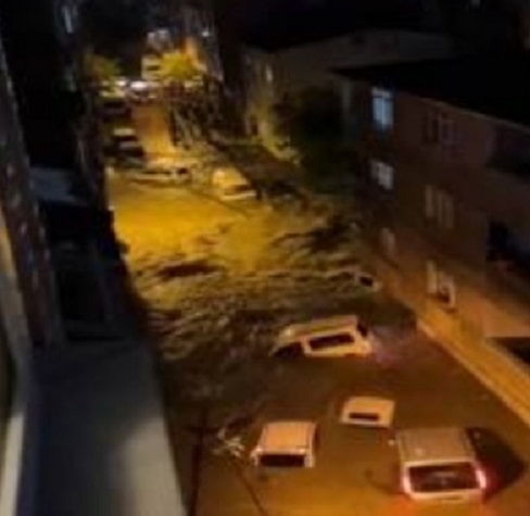 İSTANBUL’DA SAĞANAK YAĞIŞ 2. KİŞİ HAYATINI KAYBETTİ