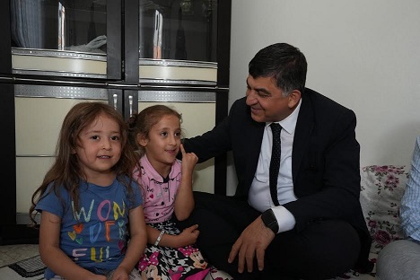 BAŞKAN FADILOĞLU’NDAN AİLELERE MORAL ZİYARETLERİ    FADILOĞLU, AİLELERİN İSTEK VE SIKINTILARINI DİNLEDİ