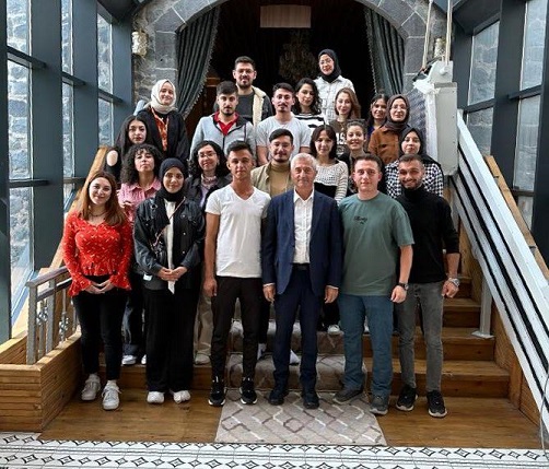 BAŞKAN TAHMAZOĞLU; KARS’DA OKUYAN ŞAHİNBEYLİ ÖĞRENCİLERLE BULUŞTU