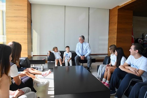 Başkan Esen minik hayvanseverleri ağırladı