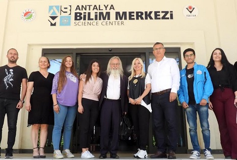 Astronomi profesörü Derman, Antalya Bilim Merkezi’nde öğrencilerle buluştu