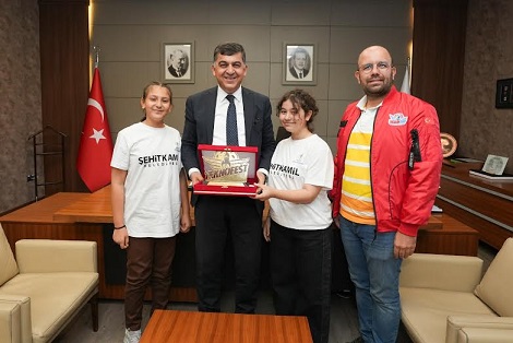 TEKNOFEST TÜRKİYE 1.’LERİNDEN FADILOĞLU’NA ZİYARET  -BAŞKAN FADILOĞLU, ŞAMPİYONLARI TEBRİK ETTİ