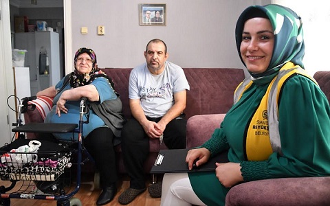 Sağlıklı yaşamaları için üniversiteyi bitirdi