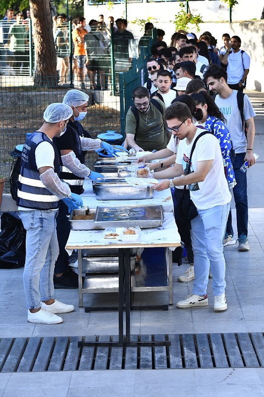 İzmir’de üniversite öğrencileri yine unutulmadı  Soyer: “Annenizin mutfağını aratmayacağız”