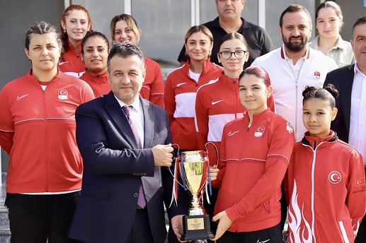 BAŞKAN DOĞAN, ÇARŞAMBALI ŞAMPİYONLARLA BULUŞTU