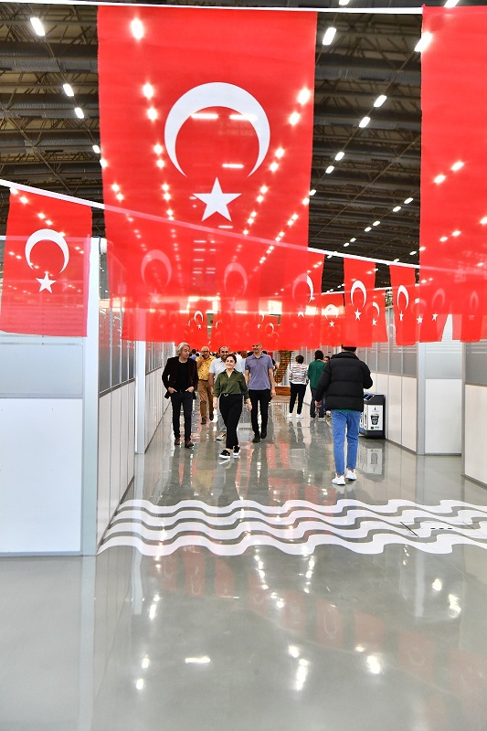 İzmir Cumhuriyet’in 100’üncü yıl kutlamalarına hazırlanıyor  35 bin metrekare Türk bayraklarıyla donatıldı   