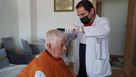 VEFA HİZMETİ İLE YAŞLILARIN YÜZLERİ GÜLÜYOR  -KORKUT ÇİFTİNİN EVİ TAMAMEN TEMİZLENDİ