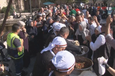Bursa’da firma sahibi hayırsever, vatandaşlara  et dürüm ikram etti