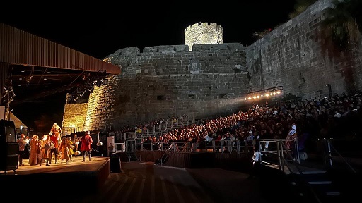Deli Dumrul oyunu Bodrum Kalesi’nde ayakta alkışlandı
