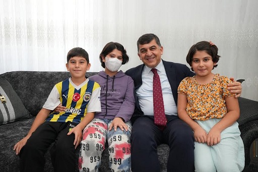 BAŞKAN FADILOĞLU, LÖSEMİ HASTASI HATİCE’Yİ ZİYARET ETTİ-FADILOĞLU, ÇOCUKLARLA YAKINDAN İLGİLENDİ