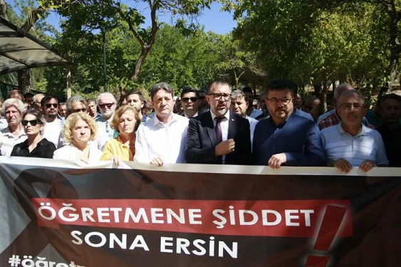Bursa’nın Orhangazi ilçesinde okul müdürüne yapılan saldırıyı sendikalar kınadı.