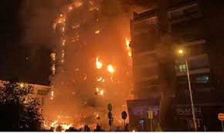 Bursa’da 10 katlı iş merkezinde korkutan yangın!