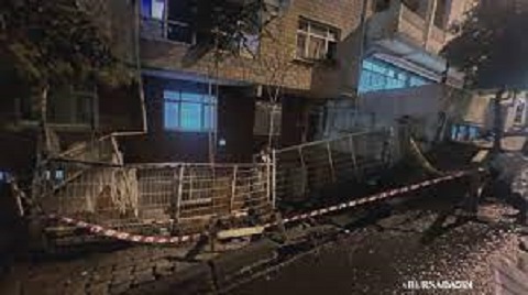 Yağışın etkisinden kaldırım çöktü!