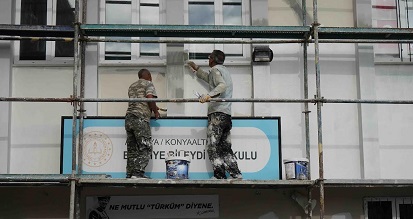 Konyaaltı’nda okullar boyanıyor