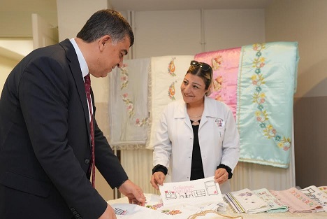 BAŞKAN FADILOĞLU, ÜRETEN YETİM ANNELERİ ZİYARET ETTİ