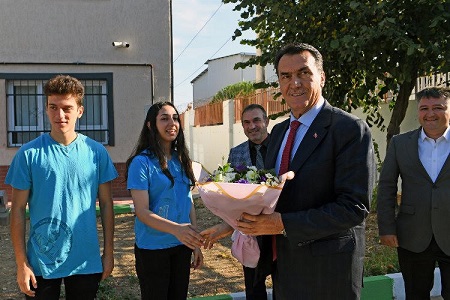Bursa Osmangazi Belediye Başkanı Mustafa Dündar, okul ziyaretleriyle eğitime destek veriyor.