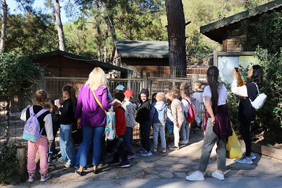 Antalya Büyükşehir Belediyesi Doğal Yaşam Parkı, okulların ara tatilinde ziyaretçi akınına uğruyor.