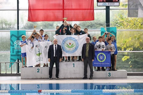 Yüzme yarışmasında dereceye girenler ödüllendirildi