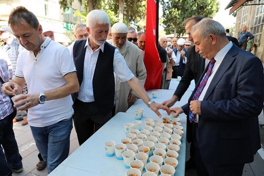 BAŞKAN DEMİRTAŞ GAZİLER GÜNÜN’DE VATANDAŞLARA LOKMA TATLISI  İKRAM ETTİ