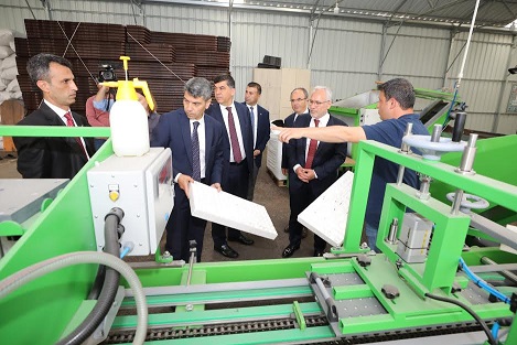 ŞEHİTKAMİL’DE BİR GÜNDE 200 BİN TOHUM TOPRAKLA BULUŞTURULUYOR