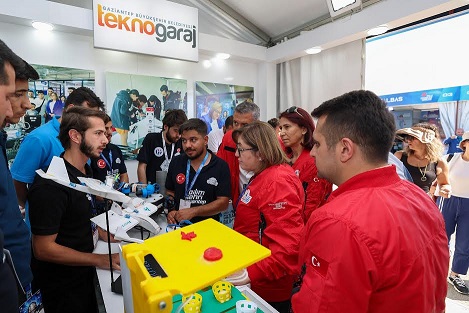 BAŞKAN ŞAHİN, ADANA’DA DÜZENLENEN TEKNOFEST’İ ZİYARET ETTİ   