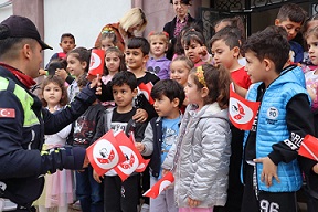 Altınova ilçesi Tavşanlı da İlk ve Ortaokulu jandarmanın tanıtımı yapıldı.