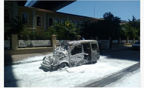 ALEV ALEV YANAN OTOMOBİL KORKU DOLU ANLAR YAŞATTI