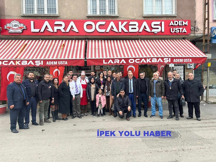    İPEK YOLU medya grup 11. Yayın hayatı yıldönümünü lara ocakbaşı da yönetim kurulu üyeleri ve ekip yemekte buluştu. Yemek ikramından sonra pasta kesilerek program devam etti.