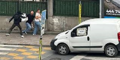 İstanbul’da Maskeli saldırgan önüne geleni bıçaklayarak yaraladı!
