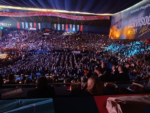 İyi Parti Genel Başkanı Müsavat Dervişoğlu öncülüğünde Geçtiğimiz Pazar günü gerçekleşen 7’inci Kuruluş Yıl Dönümü Programı’nı saat 13.30’da Ankara Kapalı Spor Salonu’nda  kutlandı