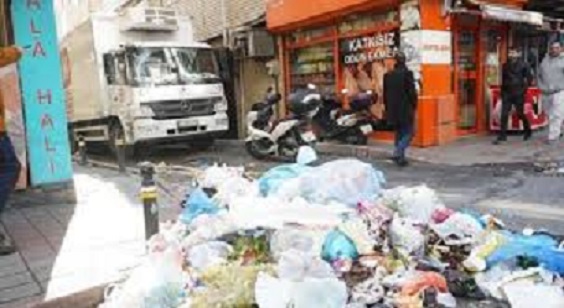 İstanbul’un göbeğinde çöp yığını!