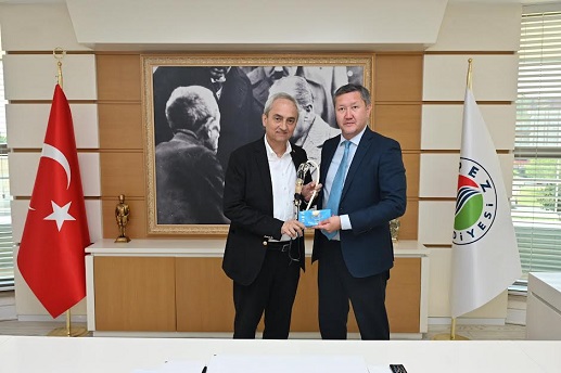  Kepez Belediyesinin, ünlü Kazak ozanı ve sözlü gelenek şiirinin ustası Jambıl Jabayev’in ismini verdiği parka, Türk halklarının kadim geleneksel çalgısı dombranın anıtı dikildi.