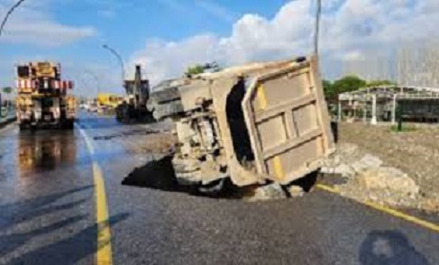 Balıkesir’de yol yarıldı, kamyon içine düştü!
